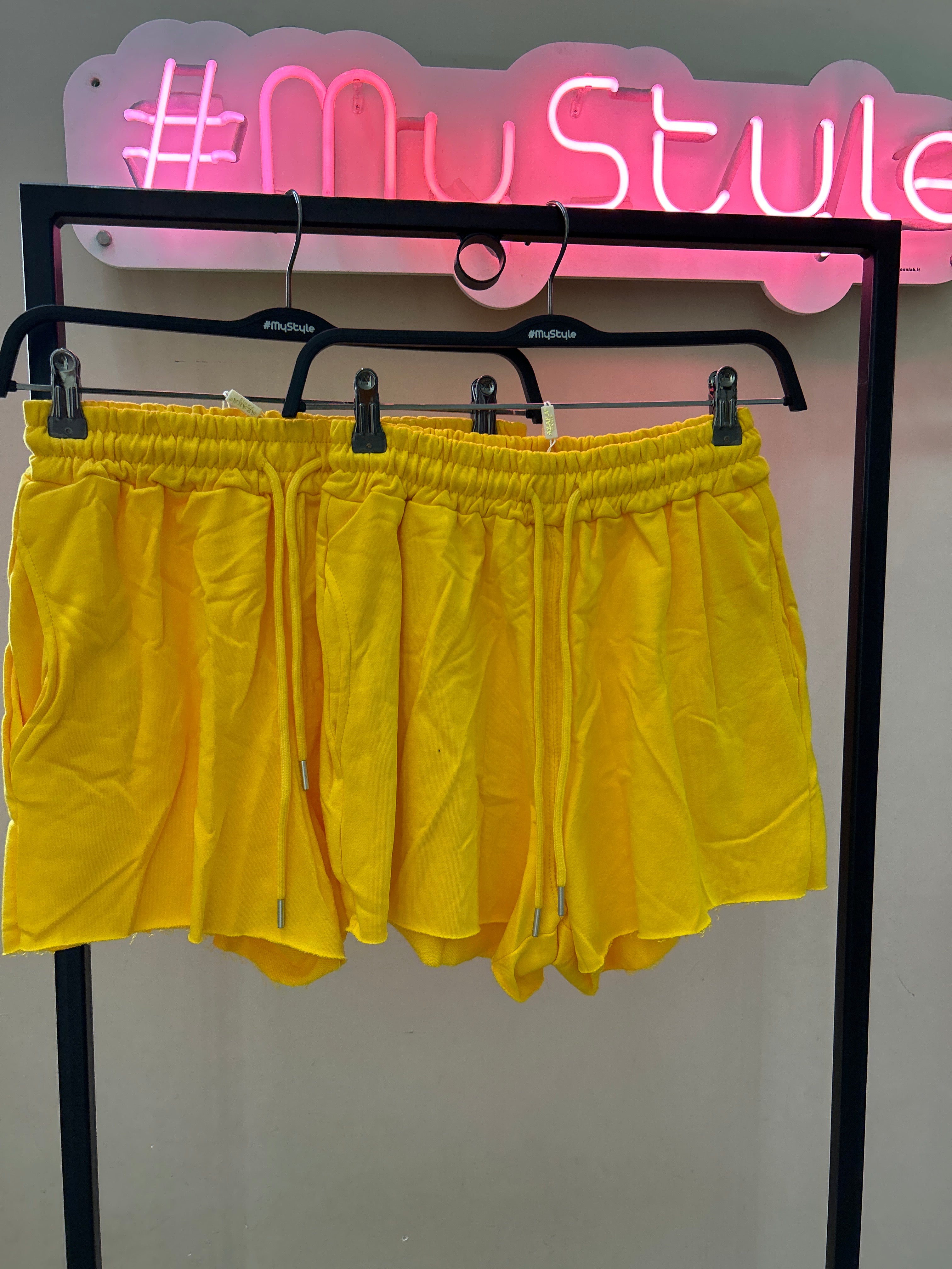 Shorts in felpa giallo