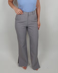 Pantalone con spacchi sul fondo grigio