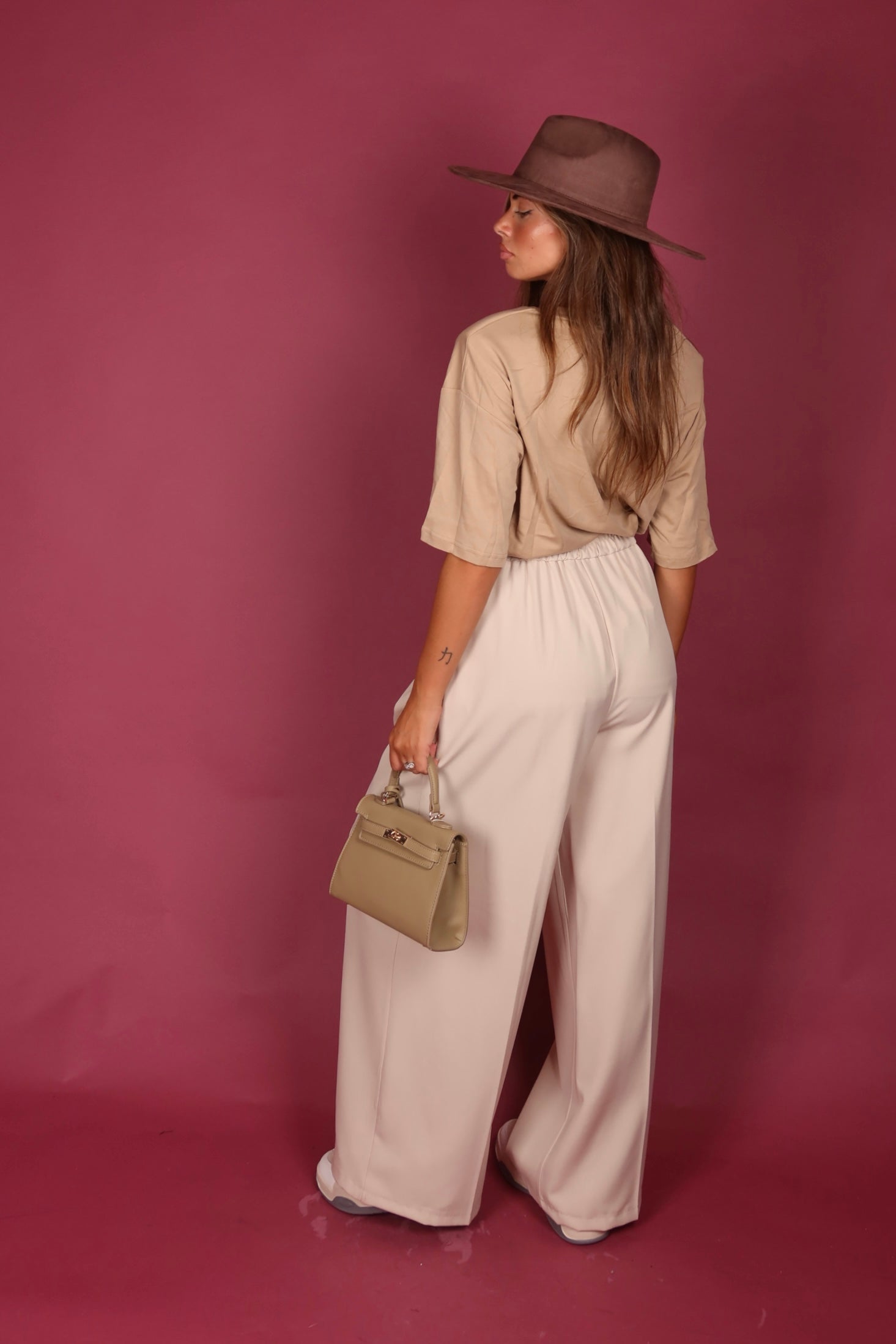 T-shirt over con spalline beige