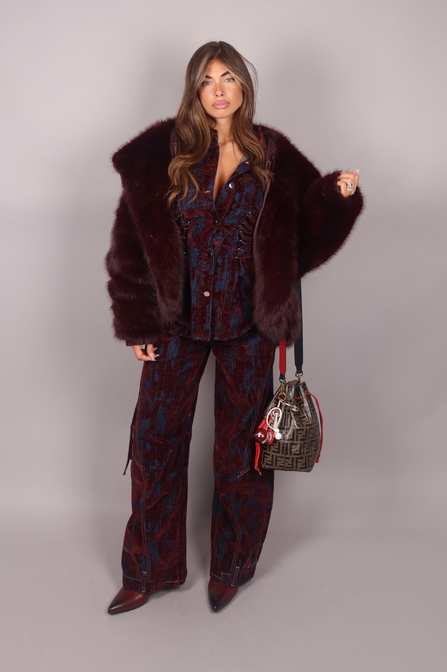 Pelliccia bordeaux con cappuccio