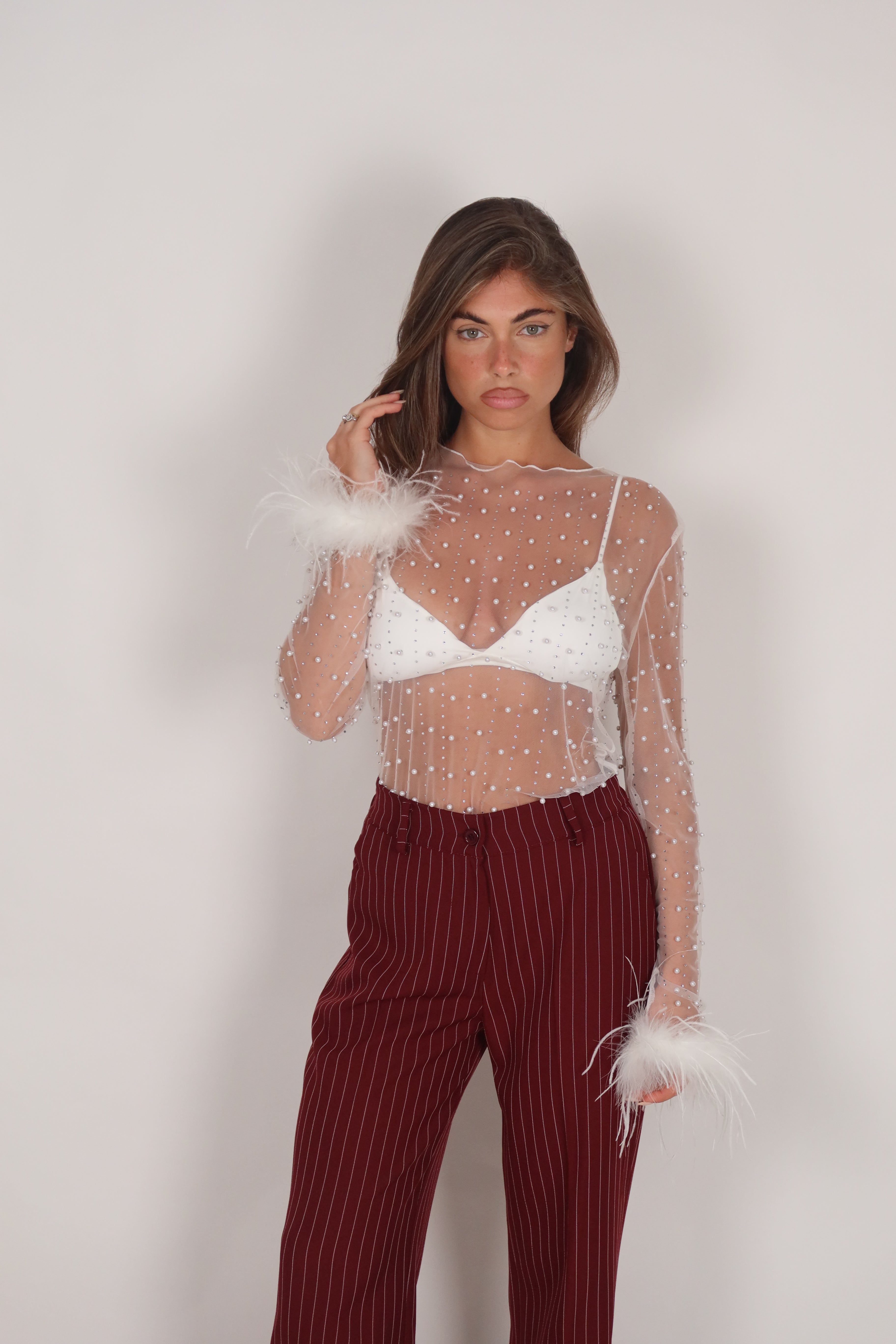 Tailleur gessato con cintura bordeaux