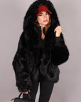 Pelliccia nera con cappuccio