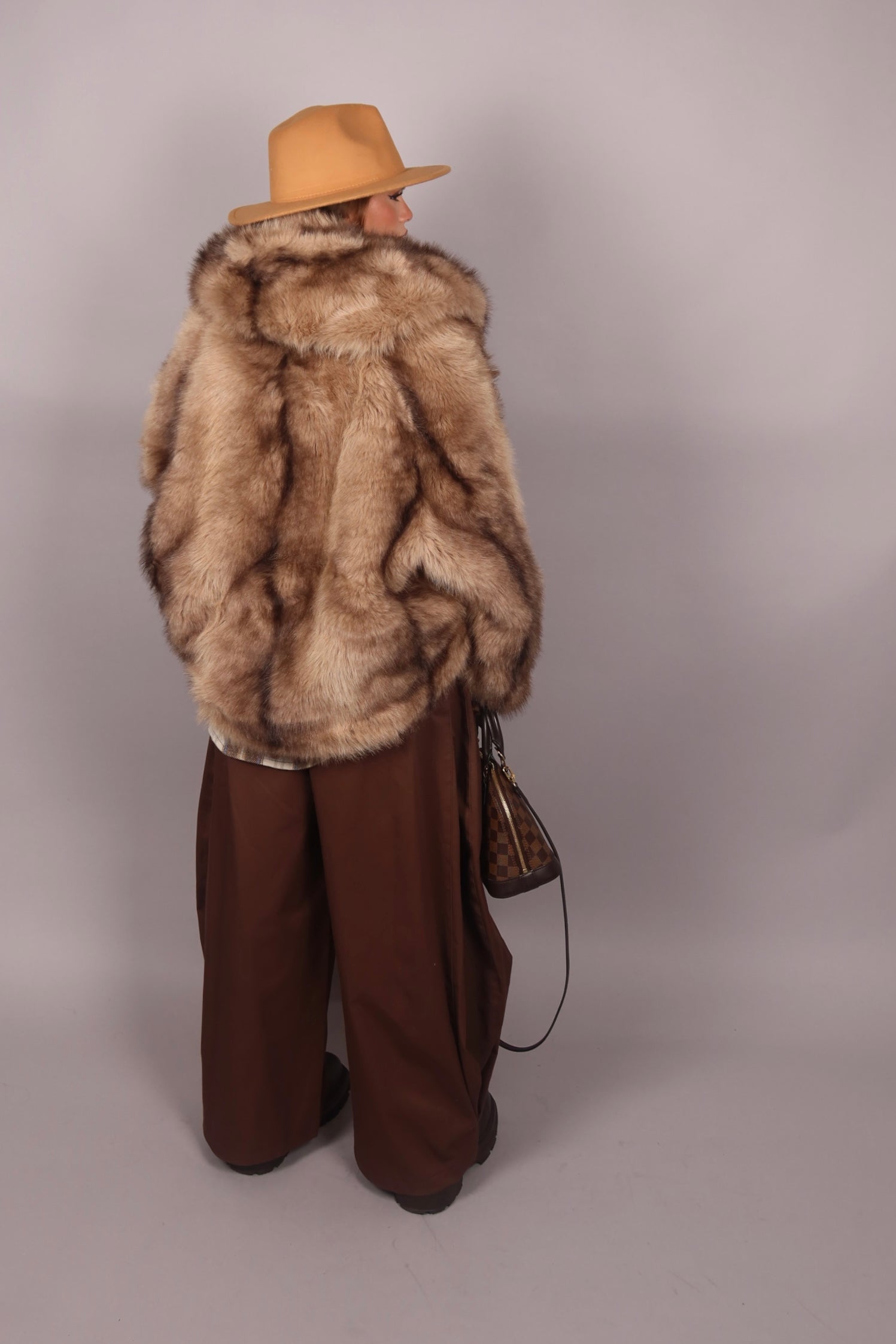 Pelliccia beige sfumata con cappuccio