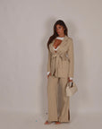 Tailleur jolie con cintura beige