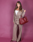 Tailleur gessato con cintura beige