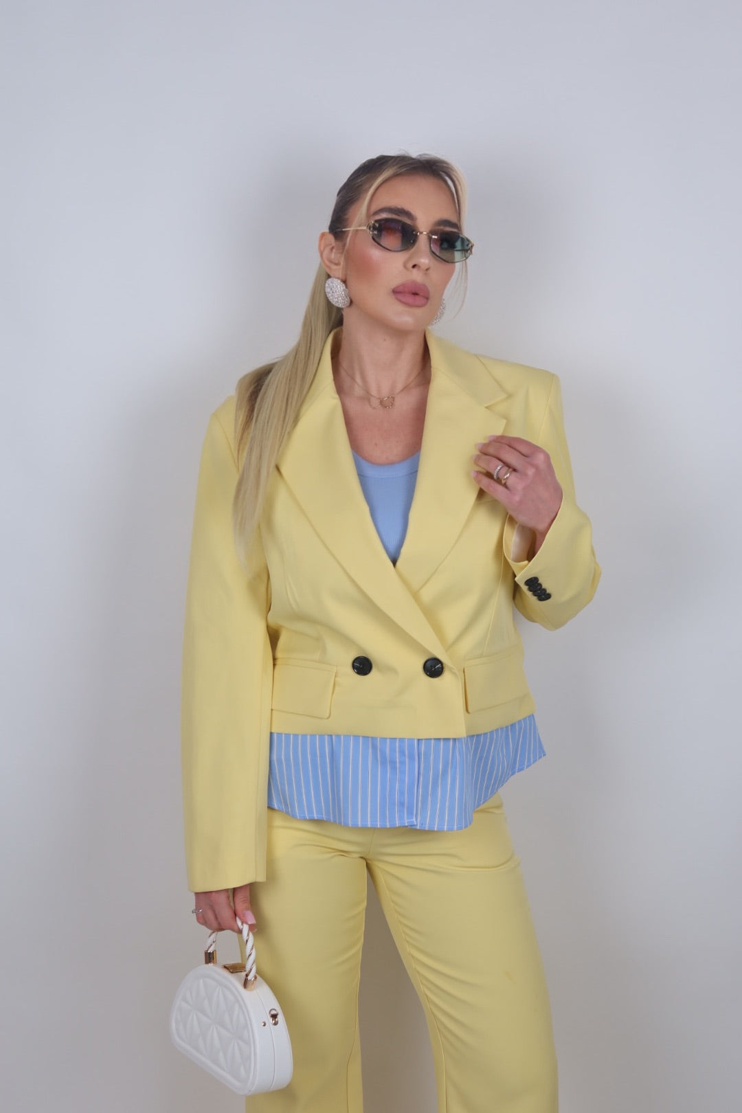 Pantalone con spacchi sul fondo giallo