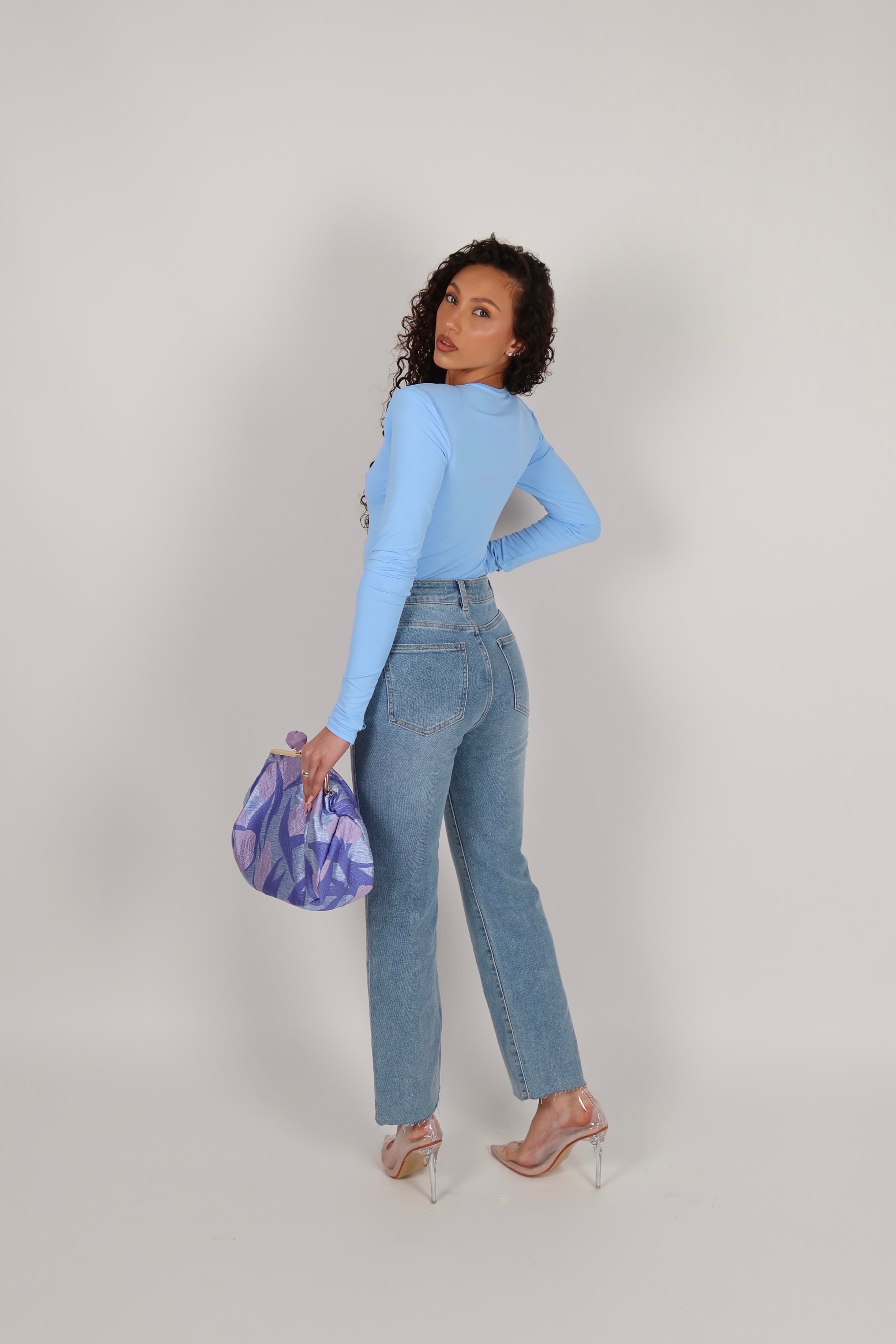 Jeans momfit sfrangiato sul fondo