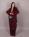 Tailleur con piume bordeaux