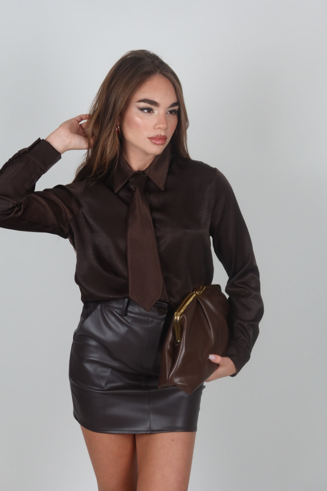 Camicia brown con cravatta