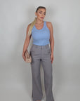 Pantalone con spacchi sul fondo grigio