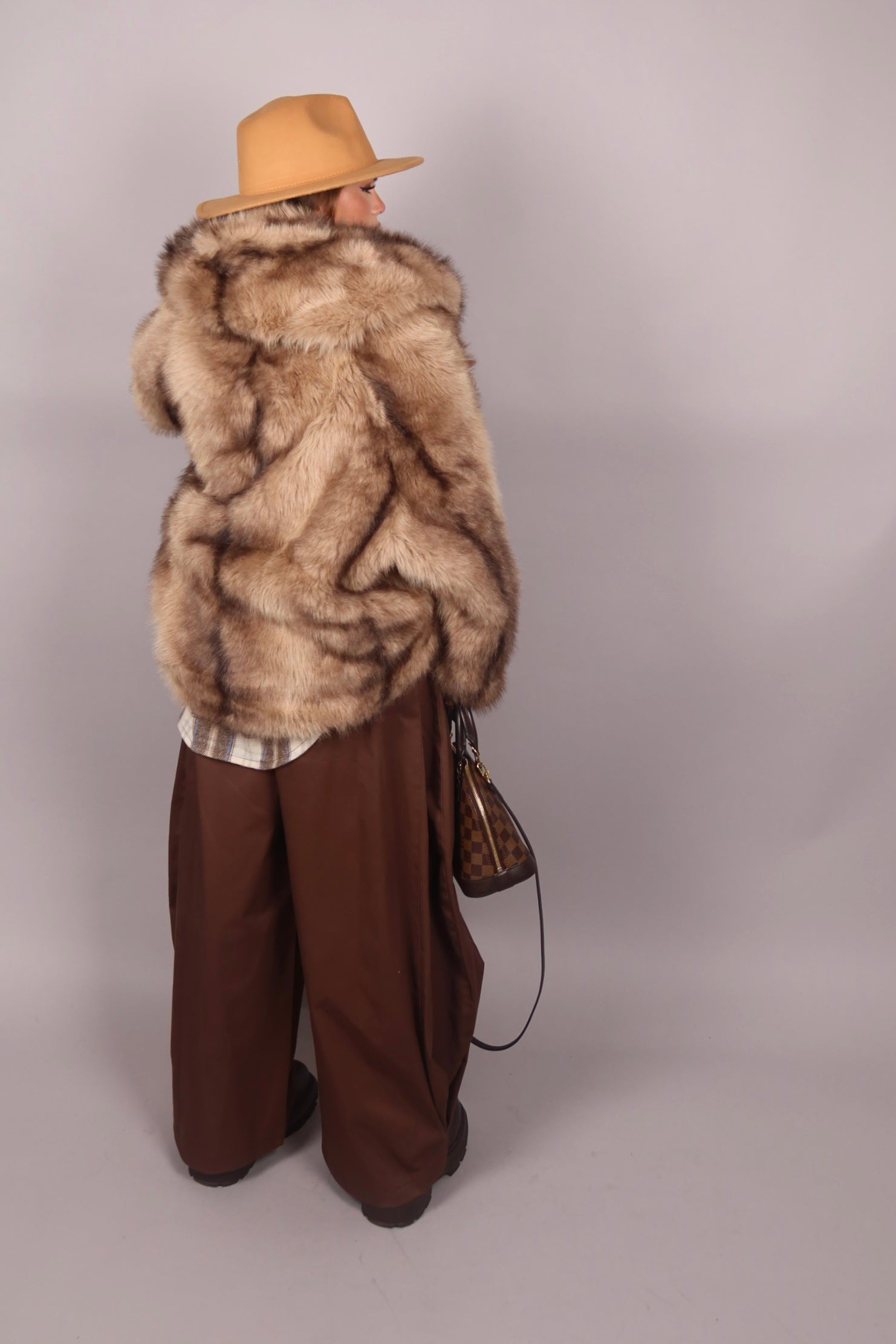 Pelliccia beige sfumata con cappuccio