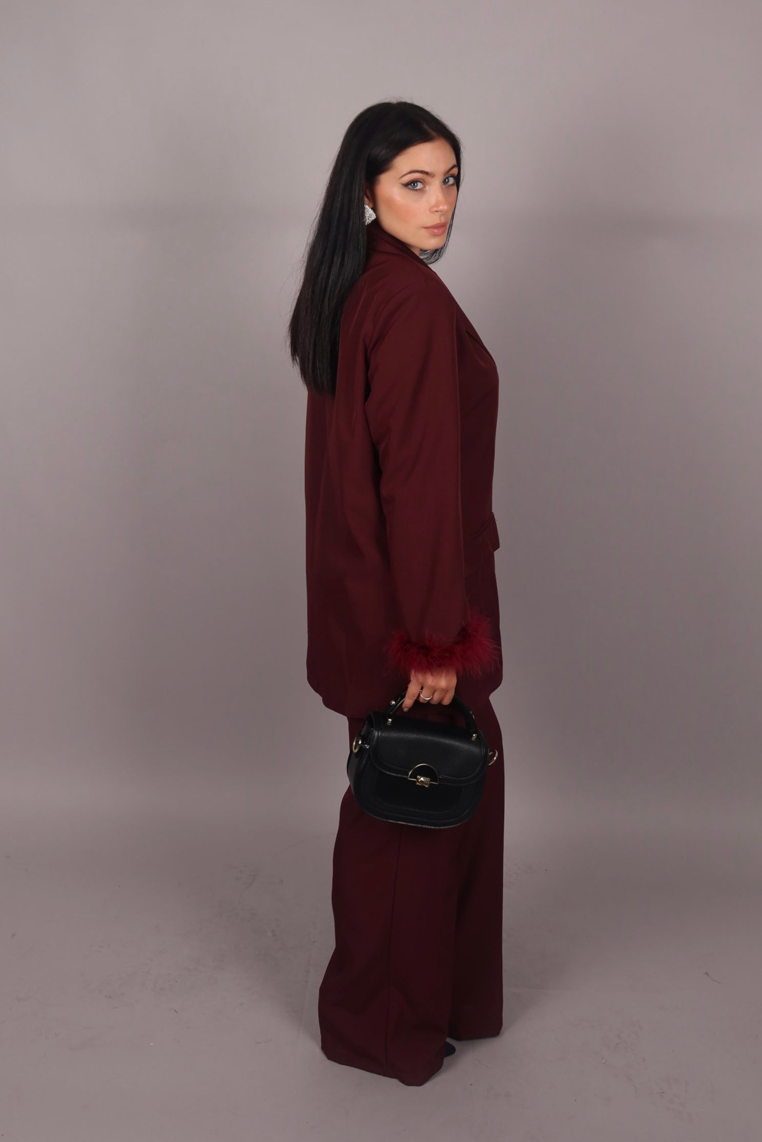 Tailleur con piume bordeaux