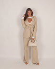 Tailleur jolie con cintura beige