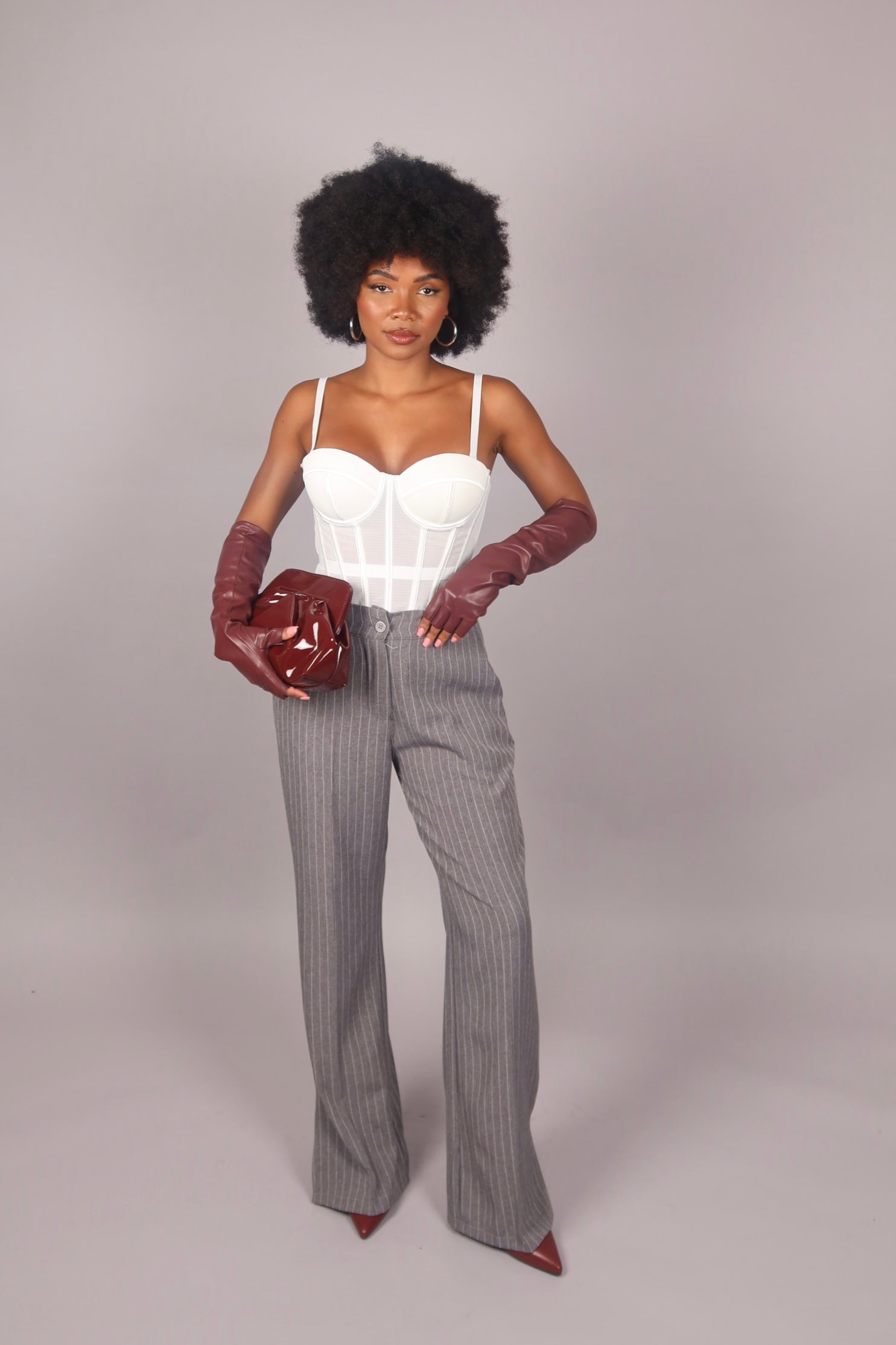 Tailleur gessato con cintura grigio
