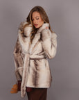Pelliccia con cintura panna con sfumature