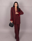 Tailleur con piume bordeaux