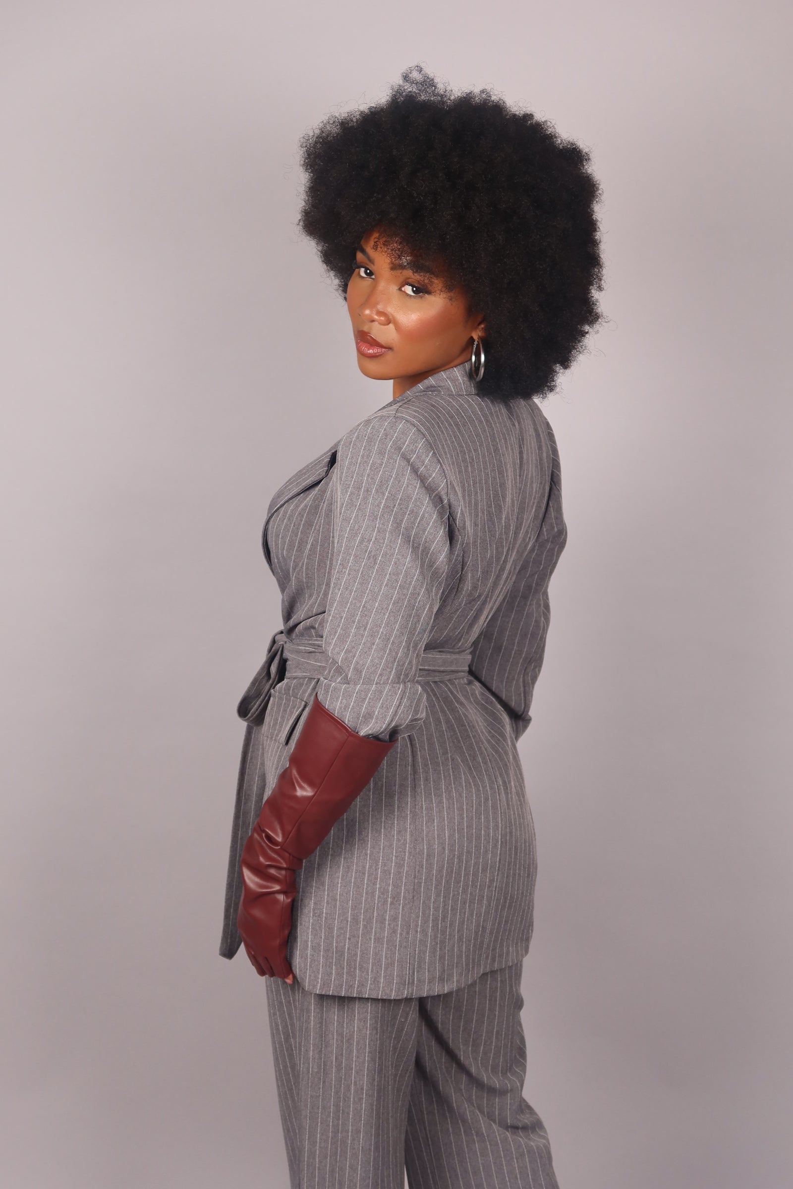Tailleur gessato con cintura grigio