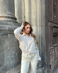 Camicia con fiori in rilievo beige