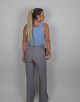 Pantalone con spacchi sul fondo grigio